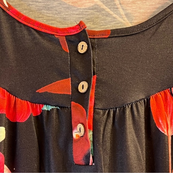 Women’s Top 2X Black Red Floral Short Sleeves - Picture 2 of 13
